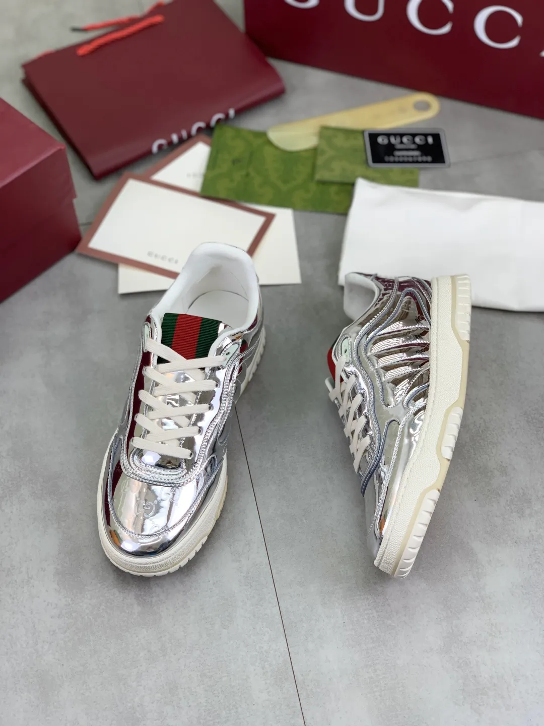 Men's men's shoes 💰P562 new Gucci Gucci couple 🧑‍🤝‍🧑 autumn and winter low-end catwalk casual sneakers, top version! The oil edge craftsmanship is reproduced one to one. New model for early spring, creating a perfect style, cool and sassy, ​​c-position fashionable wear, classic shoe style with retro and futuristic feel, showing exquisite texture! Open mold to customize high-density outsole. Comes fully packaged. Size: Female 35-40 Male 39-45 Fabric: Imported calfskin punching Lining: Imported original sheepskin lining